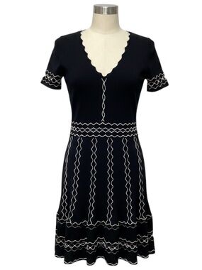 ALEXANDER MCQUEEN BLACK / WHITE STITCHED SHORT SLEEVED FLARED KNIT DRESS WITH CU